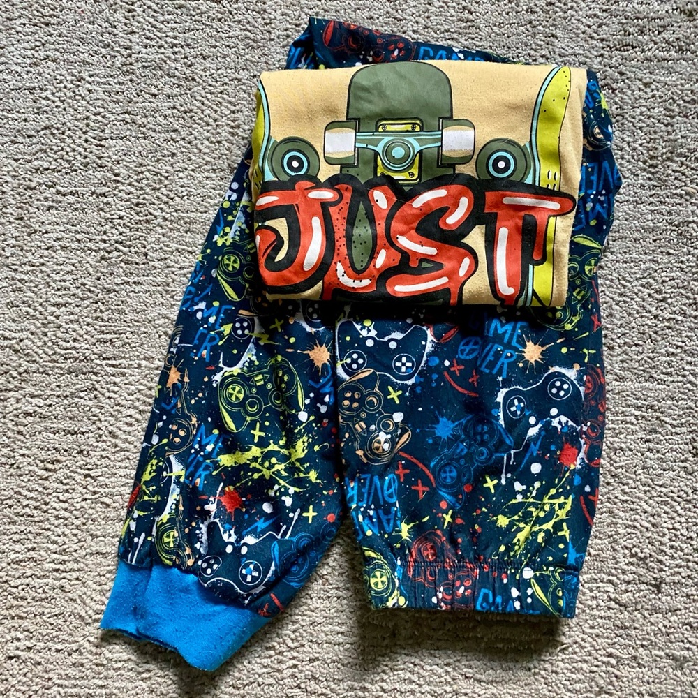 🛹 Boys Pajama Set – Size 10/12 | Skateboard Tee + Game Controller Pants